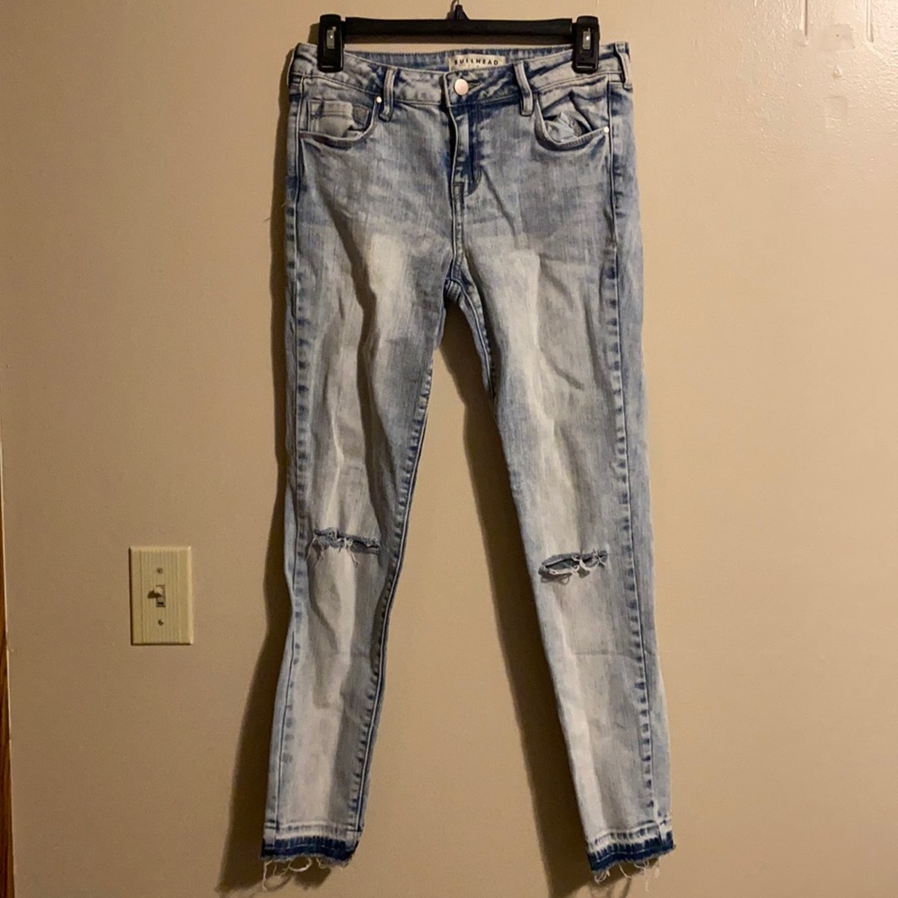 PacSun Bullhead Co. Mid Rise Skinniest Ankle- Light wash with tips in knees- 27